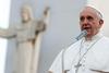 Papež bo kljub škandalom vatikansko banko ohranil