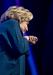 Video: V Hillary Clinton neznanka zalučala čevelj