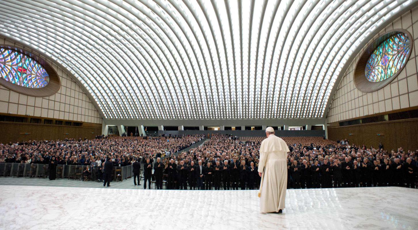 Papež Frančišek je čutil odgovornost, da v svojem imenu prosi žrtve spolnih zlorab, da odpustijo duhovnikom, ki so jih zlorabili. Foto: MMC RTV SLO/Reuters