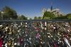 Pariške ljubezenske ključavnice: romantične ali kazijo podobo mesta?