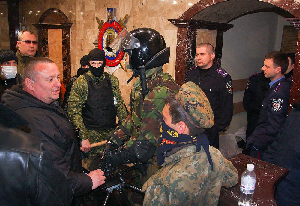 Proruski aktivisti so zavzeli sedež policije v mestu Doneck. Foto: EPA