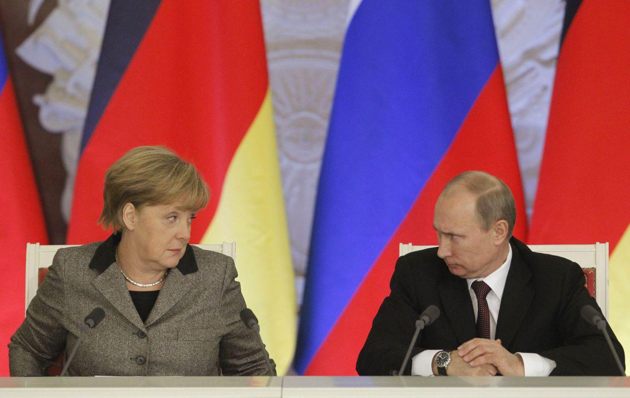 Mnogi se sprašujejo, ali bi lahko diplomatski spor med Ukrajino in Rusijo rešila nekdanja nemška kanclerka Angela Merkel. A kot pravi Vladimir Prebilič, se je Putin z Macronom pogovarjal le zato, ker ima Francija jedrsko orožje. Foto: MMC RTV SLO/Reuters