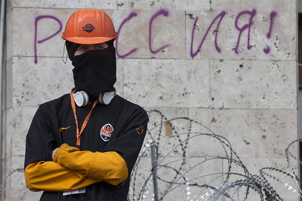 Proruski protestniki vztrajajo pri zasedbi javnih zgradb v devetih mestih na vzhodu Ukrajine. Foto: Reuters