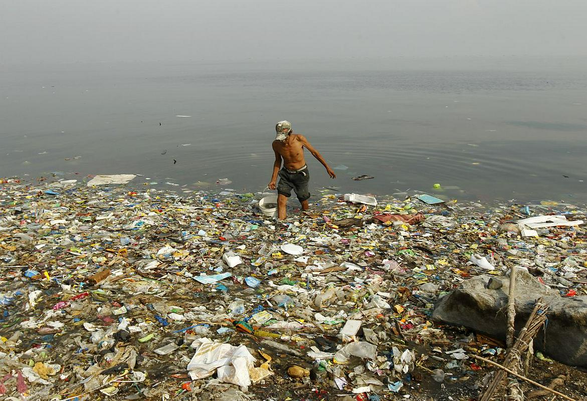 Kupi smeti ob obali prej ali slej končajo v morju. Foto: EPA