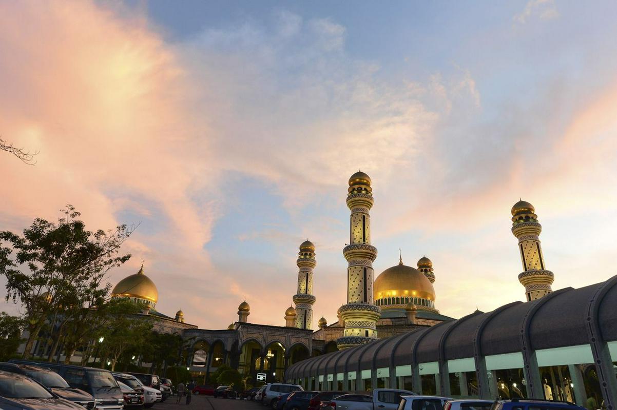 Za svojo blaginjo se morajo Brunejci zahvaliti prihodkom od nafte in plina. Foto: Reuters