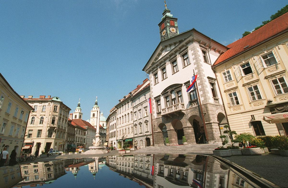 Zgodovinski arhiv Ljubljana mora do junija 2020 zapustiti prostore v Mestni hiši in sosednji stavbi, ki so v lastni MOL-a. Foto: BoBo