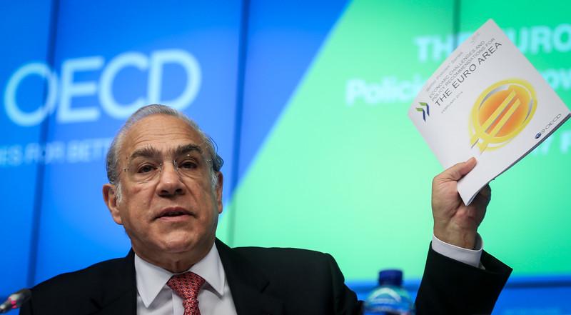 Generalni sekretar OECD-ja Angel Gurría je za svetovno gospodarstvo dejal, da težav še ni konec. Rast je nizka, brezposelnost pa visoka, je dejal. Foto: EPA