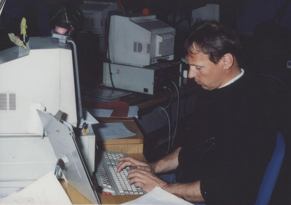 Eden izmed prvih dnevnih urednikov teleteksta RTV Ljubljana je bil Miro Štebe, danes dopisnik TV Slovenija iz Domžal in Kamnika. 