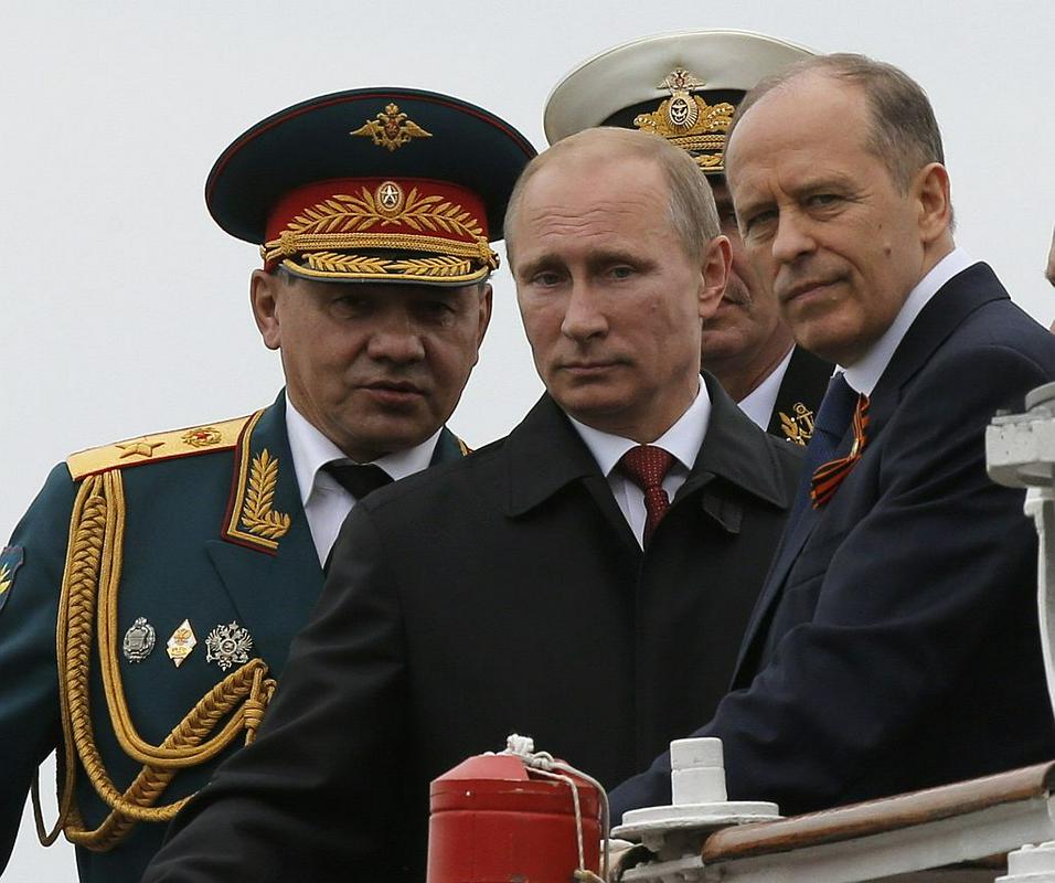 Putin si je parado v Sevastopolu ogledal v družbi obrambnega ministra Sergeja Šojguja (levo) in direktorja ruske obveščevalne službe Aleksandra Bortnikova. Foto: Reuters