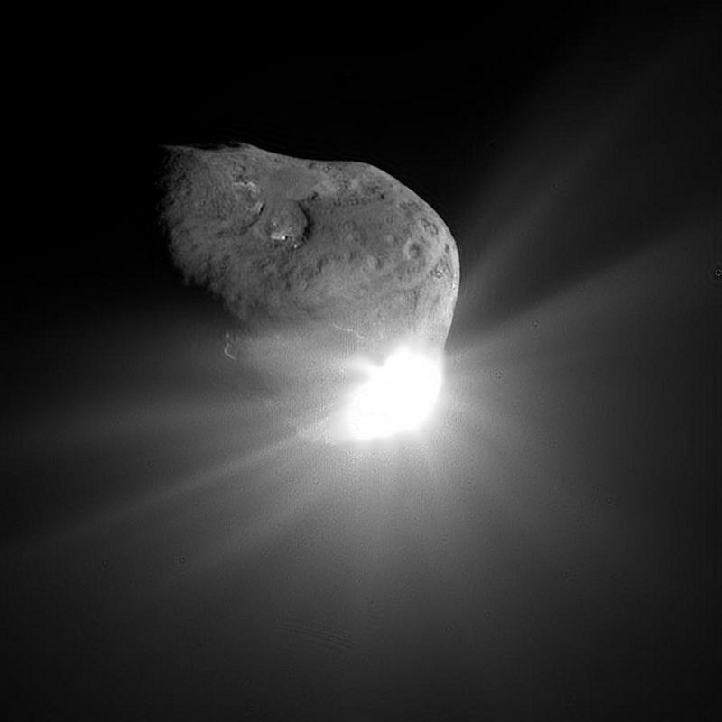Nekaj podobnega je Nasa že storila na misiji Deep Impact, ko je v repatico Tempel 1 izstrelila 370-kilogramski projektil, sprememba hitrosti pa je bila dobrih 10 kilometrov na sekundo. Na fotografiji posnetek trka iz leta 2007. Foto: NASA/JPL-Caltech/UMD