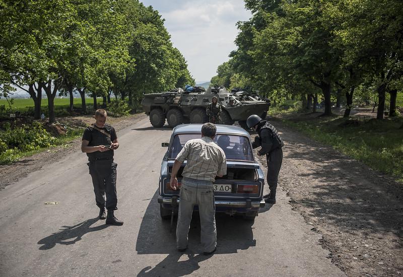 Življenje na vzhodu Ukrajine poteka v znamenju napadov med proruskimi separatisti in pripadniki varnostnih sil. Pregledi na varnostnih točkah so že postali rutina. Foto: EPA
