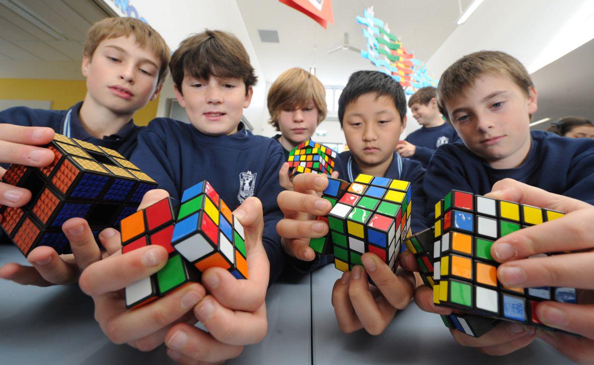 Rubikovo kocko je leta 1974 izumil madžarski izumitelj, kipar in profesor arhitekture Erno Rubik. Izumitelj je uganko poimenoval Magična kocka, leta 1980 pa so jo preimenovali. Foto: EPA