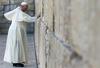 Foto: Papež v Jeruzalemu molil in prosil Boga za mir