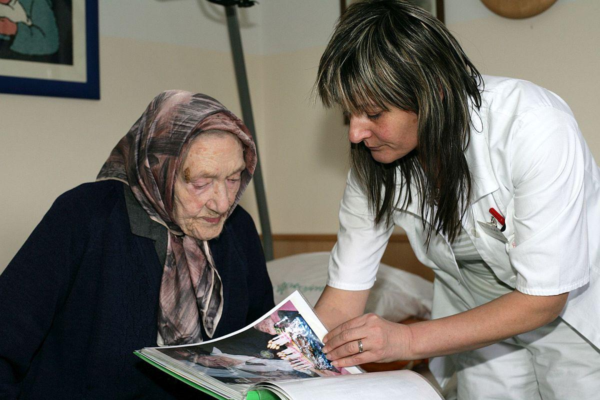 Katarina Marinič, nekdanja begunka in taboriščnica v Brucku  s svojo oskrbovalko Mojco Jejčič v novogoriškem domu starejših občanov, leta 2009.