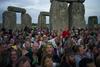 Foto: Množičen pozdrav soncu ali zabava ob Stonehengeu na najdaljši dan leta