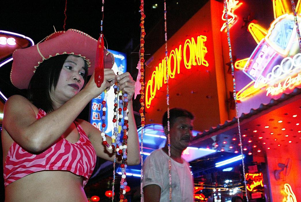 Na Tajskem naj bi številne tuje delavke prisilili v prostitucijo. Foto: EPA
