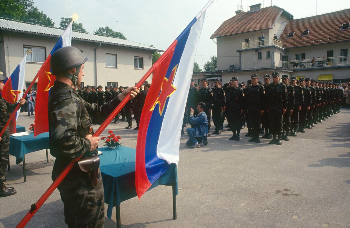 Prisega prve generacije slovenskih vojakov v učnem centru na Igu 2. junija 1991. Novih slovenskih zastav še niso imeli. Foto: BoBo