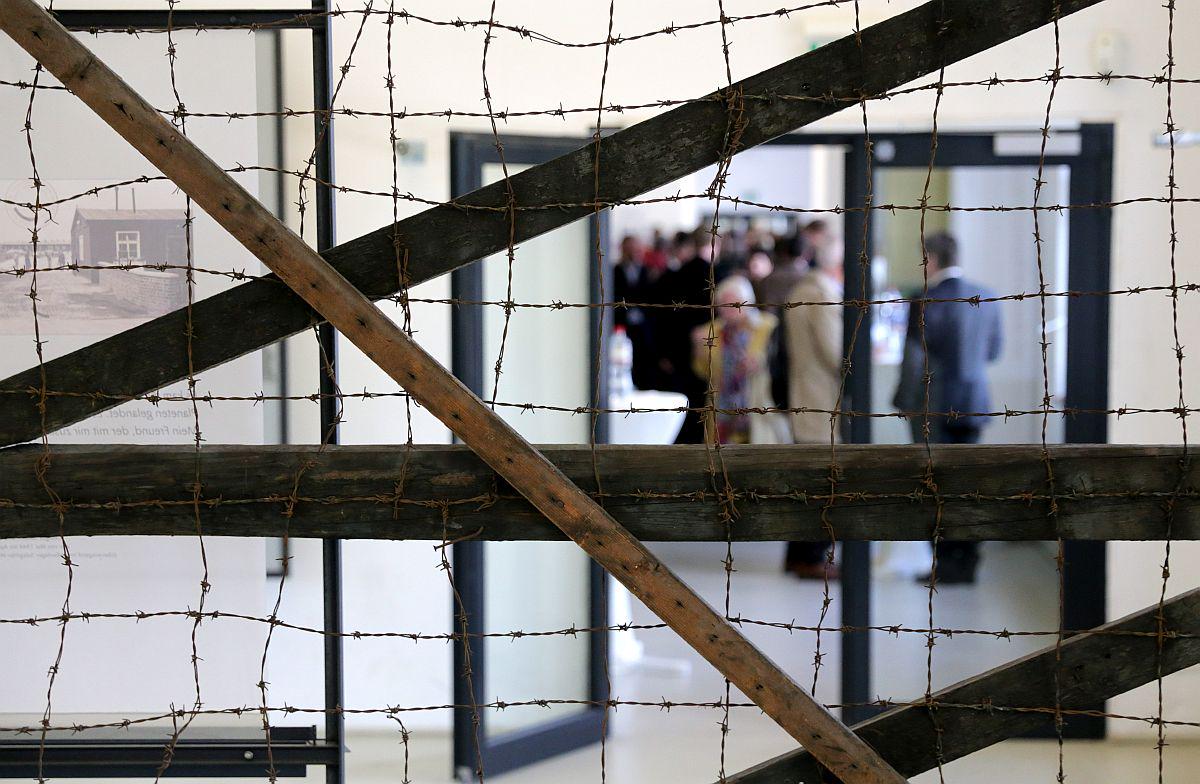 Leta 1966 je Boris Pahor obiskal nacistično taborišče, v katerem je preživel svoje zaporniške dneve. Ko je hodil v koloni številnih turistov vseh rasti, je opazil skupino razposajenih otrok in v Nekropolo zapisal tezo o nesmrtnosti poganjkov človeškega rodu. Foto: EPA