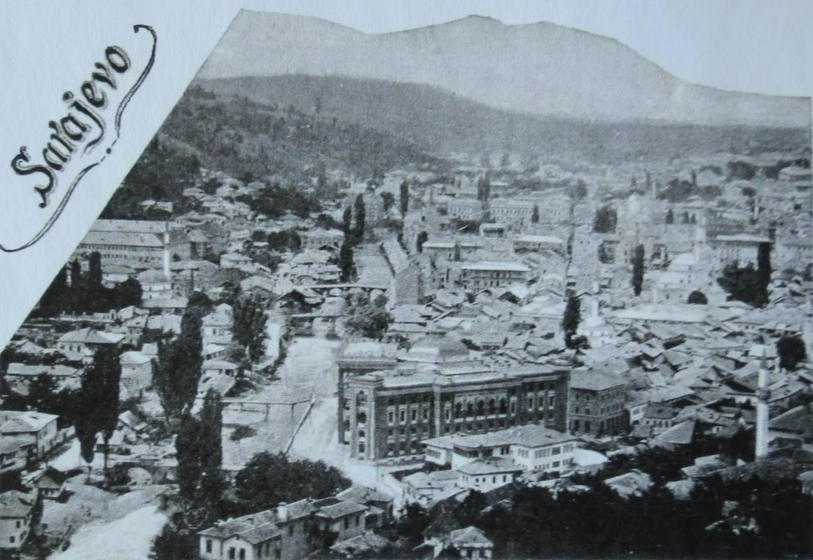 Sarajevo v črno beli izvedbi. Vidna je reka Miljacka  z mostovi, v ospredju pa veličastna stavba magistrata.