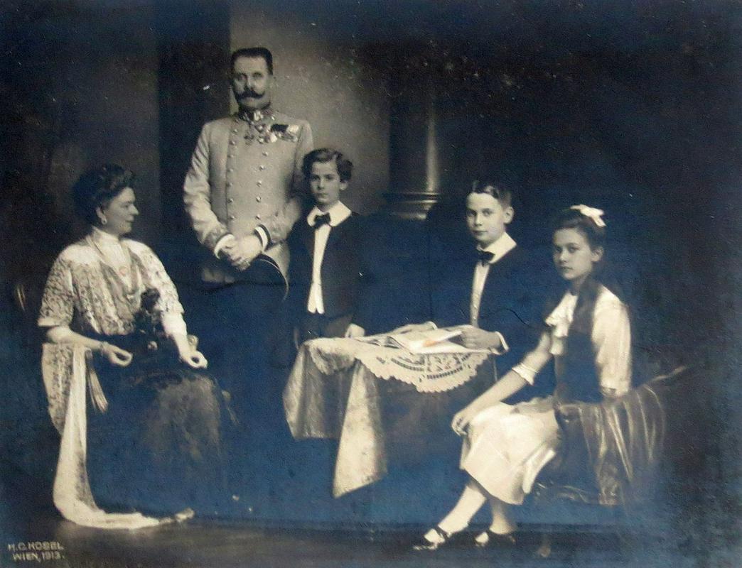 Prestolonaslednik z ženo Zofijo in otroki, ki so po atentatu postali sirote.