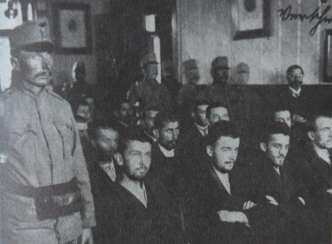 Atentatorji v sodni dvorani. Nedeljko Čabrinović  drugi z leve. Tretji je Gavrilo Princip.