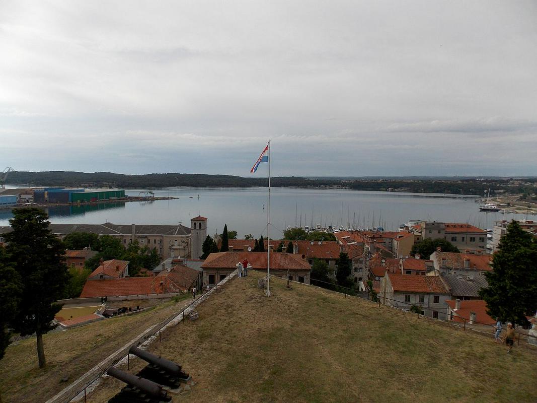 Pogled s puljske utrdbe proti morju. Na levi viden obris ladjedelnice Uljanik.
