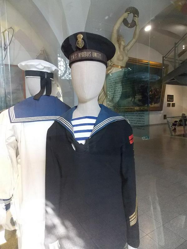 Uniforma nižjega častnika na bojni ladji Viribus Unitis. Hrani muzej vojne zgodovine Dunaj.
