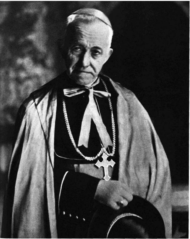 Truplo pokojnega prestolonaslednika je ob prihodu v Ljubljano blagoslovil ljubljanski knezoškof Anton Bonaventura Jeglič (1850–1937).