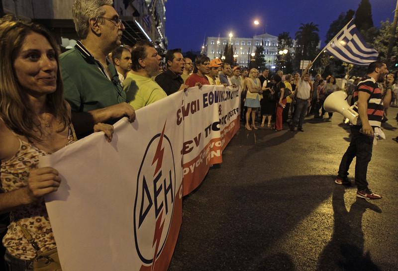 Grški delavci nasprotujejo še eni privatizaciji javnega podjetja, tokrat Javnega eenegetskega podjetja. Foto: EPA