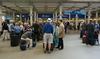 Pod Rokavskim prelivom obstal vlak - na stotine ljudi evakuiranih