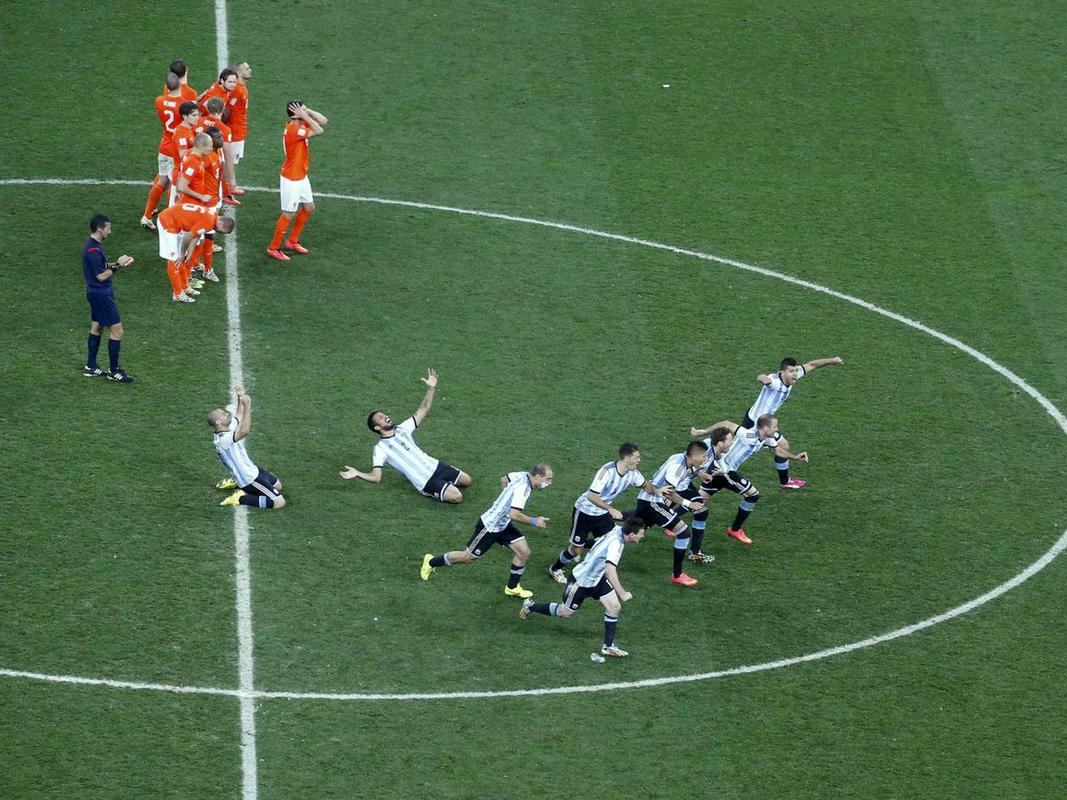 V polfinalu Brazilije 2014 je imela van Gaalova Nizozemska rahlo terensko premoč (55:45), a je bila precej manj nevarna. Po 120 minutah je bilo 0:0, po izvajanju 11-m pa je s 4:2 napredovala Messijeva Argentina. Foto: Reuters