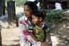 V Kambodži obupane matere prodajajo devištvo svojih hčera