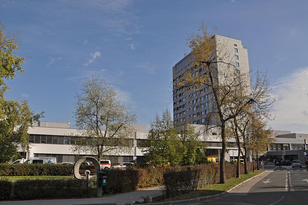 Osrednja stavba UKC-ja Maribor, dogodek se je zgodil ob bližnji enoti oddelka za psihiatrijo. Foto: BoBo