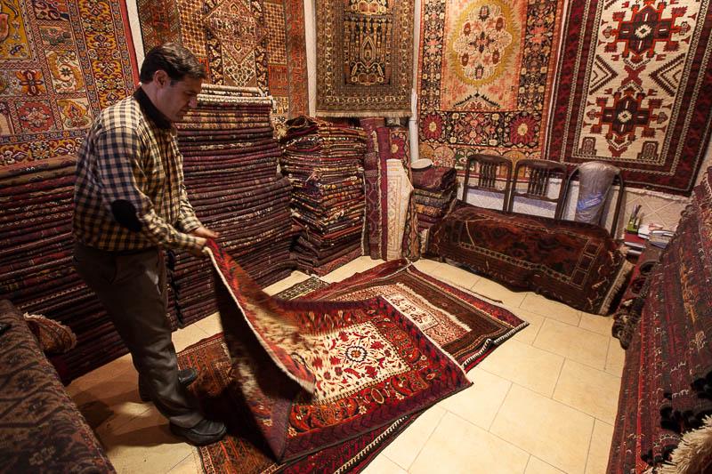 Prodajalci perzijskih preprog popotnikom radi pokažejo svoje izdelke, cena pa je odvisna predvsem od pogajalskih sposobnosti kupca.