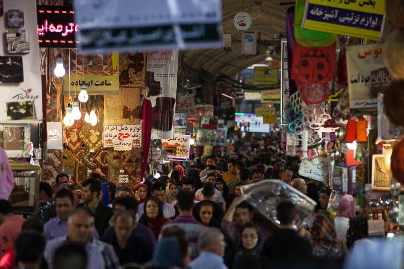 Bazar v Teheranu je znan po bogato založenih oddelkih s perzijskimi preprogami, začimbami in tradicionalnimi oblačili.