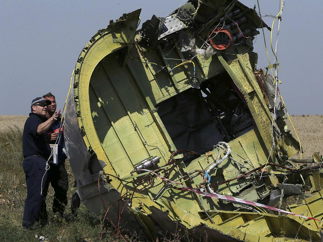 Mednarodni preiskovalci pri ostankih malezijskega letala MH17. Fotografija je nastala leta 2014. Foto: Reuters
