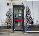 Foto: Vandali poškodovali Banksyjev grafit Spy Booth, vreden več kot milijon evrov