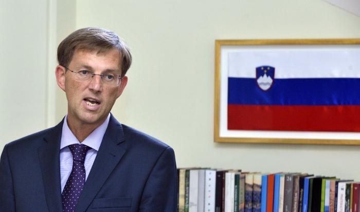 Poostrenih ukrepov v Sloveniji v tem trenutku ne bo, je v ponedeljkovem intervjuju že za Televizija Slovenija dejal premier Miro Cerar. Foto: BoBo