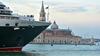 Industrija za križarjenje v zrak: Benetke izdale prepoved velikim potniškim ladjam