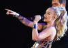 Video: Na MTV-jevih nagradah že pestro - pevka padla z odra, plesalko ugriznila kača