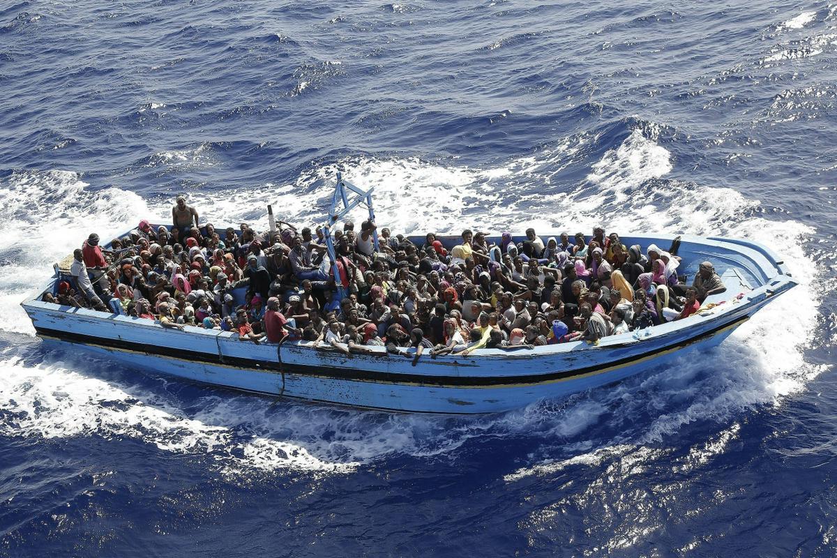 Letos je Italijo doseglo že več kot 155.000 migrantov. Lani jih je skupno v Italijo prišlo le 43.000. Foto: EPA