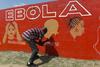 ZDA obljubljajo več pomoči v boju proti eboli, Svetovno banko skrbi gospodarstvo