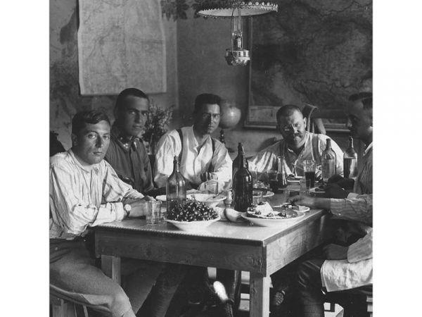 Avstro-ogrski podoficirji ob mizi s češnjami na Krasu