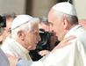 Foto: Benedikt XVI. prišel peš na srečanje s Frančiškom