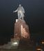 Foto: V Ukrajini z vzkliki pospremili zrušenje Leninovega kipa