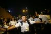 Policija nasilno odstranjuje barikade protestnikov v Hongkongu