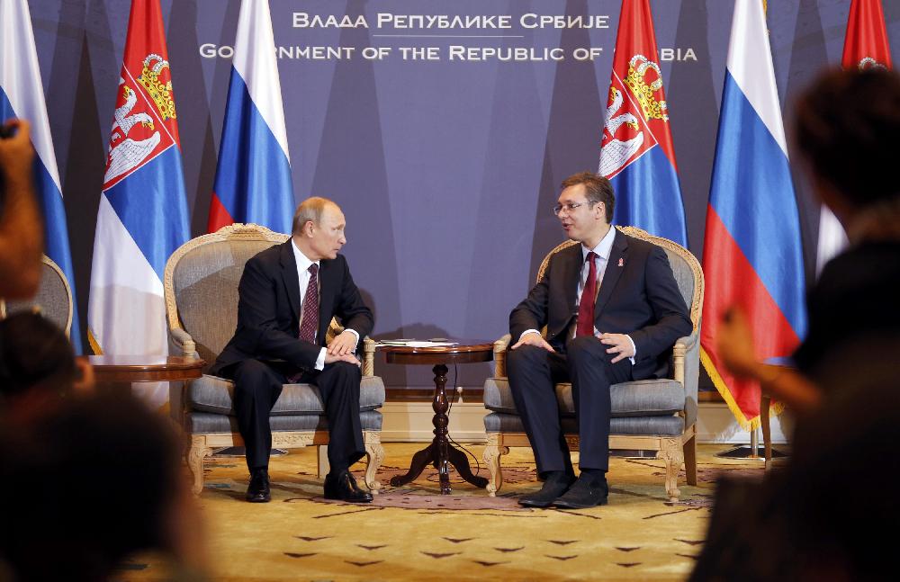 Ruski predsednik Vladimir Putin in srbski predsednik Aleksandar Vučić sta v dobrih odnosih, čeprav EU proti Rusiji sprejema stroge sankcije zaradi ruskega napada Ukrajine. Foto: Reuters
