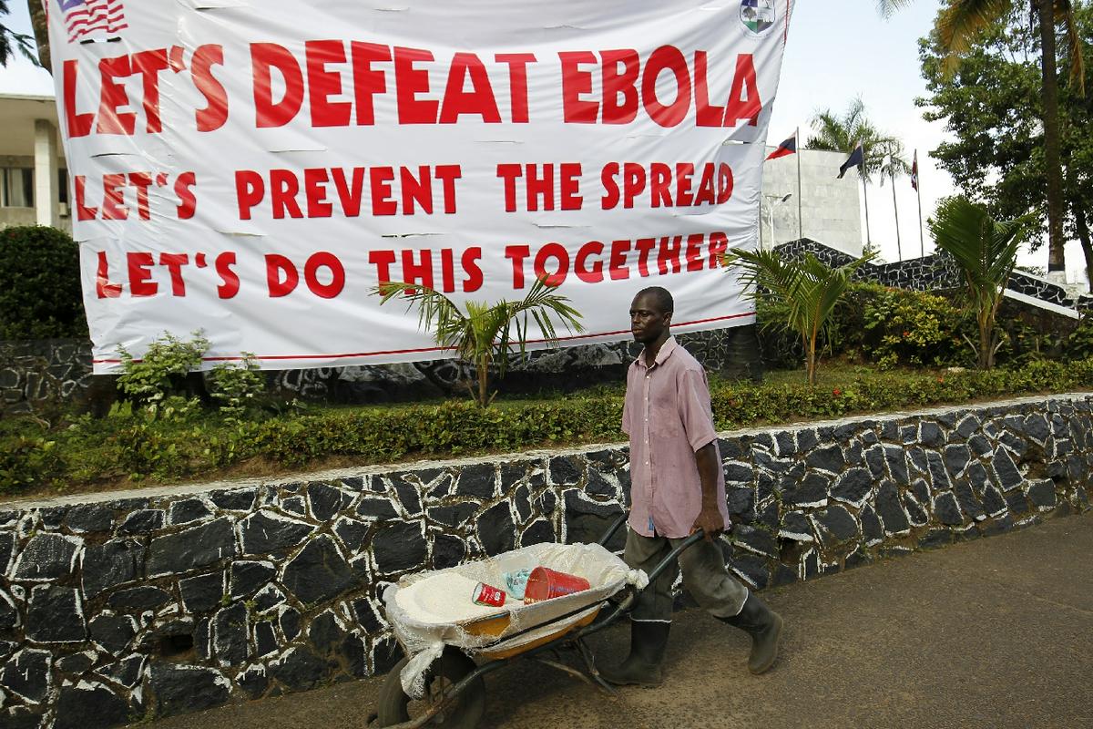 Največ ljudi je za ebolo umrlo v Liberiji, več kot polovica od vseh smrtnih žrtev hitro nalezljivega virusa. Foto: EPA