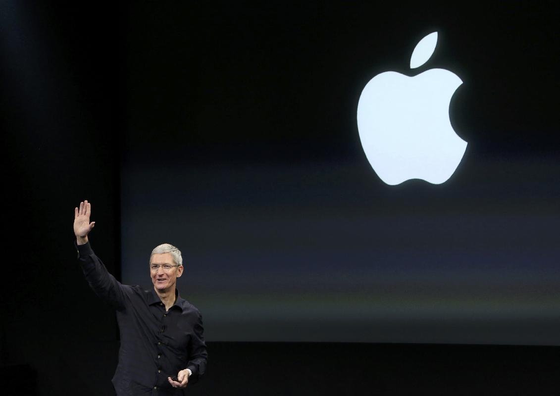 Včeraj je minilo deset let od smrti vizionarja Steva Jobsa. Na mestu prvega moža podjetja Apple ga je uspešno nasledil Tim Cook, saj se noben izvršni direktor ne more pohvaliti, da je v tako kratkem času tako močno povečal vrednost podjetja (s takratnih 350 milijard dolarjev na današnjih 2,34 bilijona. V desetih letih so prihodki Appla porasli s 108 na 275 milijard dolarjev letno, dobiček pa s 26 na 57 milijard. Foto: Reuters