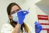 Znanstveniki priporočajo ZDA, naj zdravilo proti eboli iščejo v krvi preživelih
